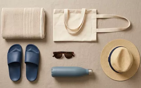 Flatlay-Arrangement rund um Badeschlappen zum Thema Puma Herren Divecat V2, weiches Oberlicht - Foto: THN