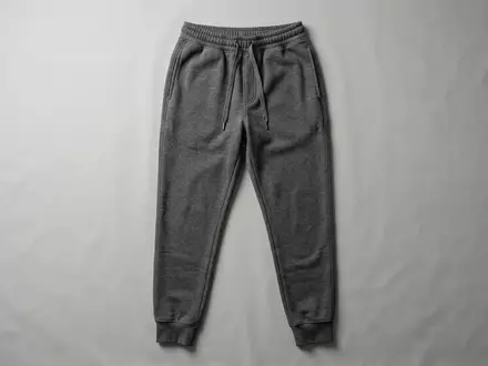 Fotorealistische Studioaufnahme von Jogginghose zum Thema Puma Evostripe Jogginghose, klare Lichtfuehrung, sachlich dargestellt - Foto: THN