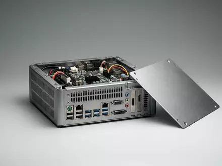 Fotorealistische Studioaufnahme von Entwicklercomputer zum Thema Snapdragon Dev Kit for, klare Lichtfuehrung - Foto: THN
