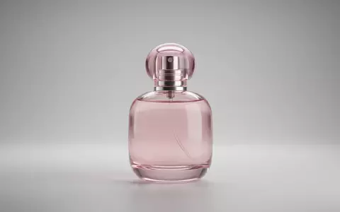 Fotorealistische Studioaufnahme von Eau de Toilette zum Thema Chanel Chance Eau Tendre, klare Lichtfuehrung - Foto: THN