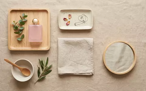Flatlay-Arrangement rund um Eau de Toilette zum Thema Chanel Chance Eau Tendre, weiches Oberlicht - Foto: THN