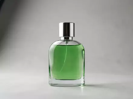 Fotorealistische Studioaufnahme von Eau de Toilette zum Thema Chanel Chance Eau Fraîche, klare Lichtfuehrung - Foto: THN