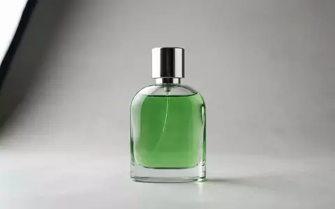 Fotorealistische Studioaufnahme von Eau de Toilette zum Thema Chanel Chance Eau Fraîche, klare Lichtfuehrung - Foto: THN