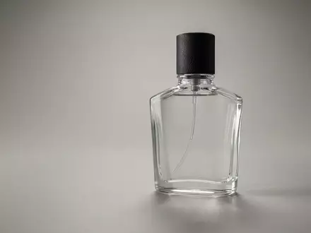 Fotorealistische Studioaufnahme von Eau de Toilette zum Thema Chanel Allure Homme Sport, klare Lichtfuehrung - Foto: THN