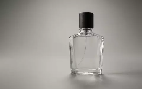 Fotorealistische Studioaufnahme von Eau de Toilette zum Thema Chanel Allure Homme Sport, klare Lichtfuehrung - Foto: THN