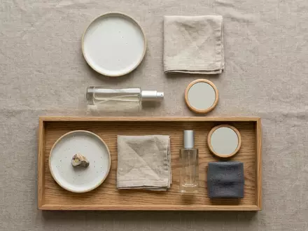 Flatlay-Arrangement rund um Eau de Toilette zum Thema Chanel Allure Homme Sport, weiches Oberlicht - Foto: THN