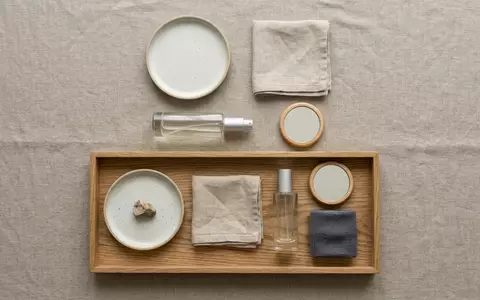Flatlay-Arrangement rund um Eau de Toilette zum Thema Chanel Allure Homme Sport, weiches Oberlicht - Foto: THN