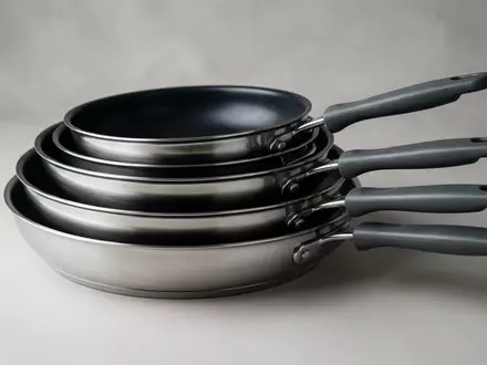 Fotorealistische Studioaufnahme von Pfannenset zum Thema Tefal CB672838 Ingenio Preference, klare Lichtfuehrung - Foto: THN