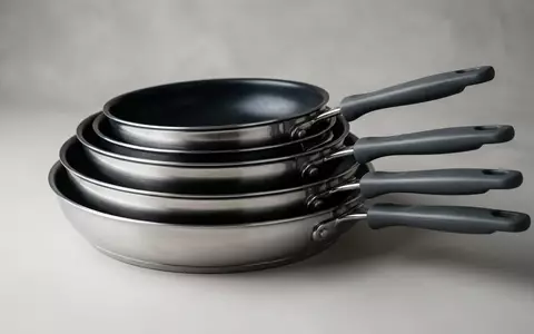 Fotorealistische Studioaufnahme von Pfannenset zum Thema Tefal CB672838 Ingenio Preference, klare Lichtfuehrung - Foto: THN