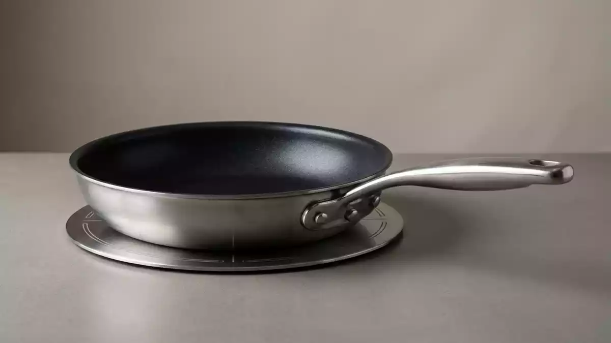 Fotorealistische Studioansicht von Bratpfanne in neutraler Produktdarstellung, neutral