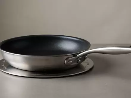 Fotorealistische Studioaufnahme von Bratpfanne zum Thema Tefal E2240604 Daily Cook, klare Lichtfuehrung - Foto: THN