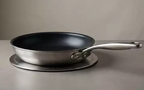 Fotorealistische Studioaufnahme von Bratpfanne zum Thema Tefal E2240604 Daily Cook, klare Lichtfuehrung - Foto: THN