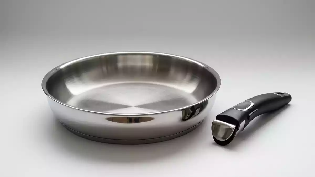 Fotorealistische Studioansicht von Bratpfanne in neutraler Produktdarstellung, neutral