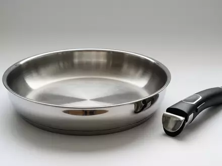 Fotorealistische Studioaufnahme von Bratpfanne zum Thema Tefal G2730572 Ingenio Preference, klare Lichtfuehrung - Foto: THN