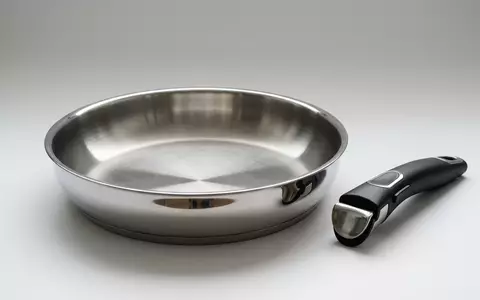 Fotorealistische Studioaufnahme von Bratpfanne zum Thema Tefal G2730572 Ingenio Preference, klare Lichtfuehrung - Foto: THN