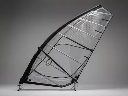 Fotorealistische Studioaufnahme von Windsurfsegel zum Thema Gaastra Cosmic Windsurf Segel, klare Lichtfuehrung - Foto: THN