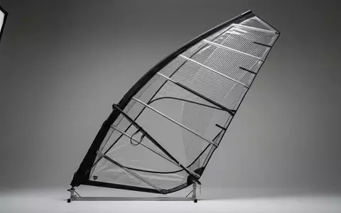 Fotorealistische Studioaufnahme von Windsurfsegel zum Thema Gaastra Cosmic Windsurf Segel, klare Lichtfuehrung - Foto: THN
