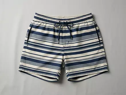 Fotorealistische Studioaufnahme von Badeshorts zum Thema Gant Herren Classic Fit, klare Lichtfuehrung - Foto: THN