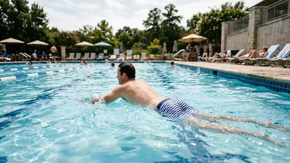 Fotorealistische Ansicht von Badeshorts am Freibad in realer Umgebung, neutral