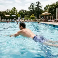 Fotorealistische Aufnahme von Badeshorts am Freibad zum Thema Gant Herren Classic Fit, natuerliches Licht - Foto: THN