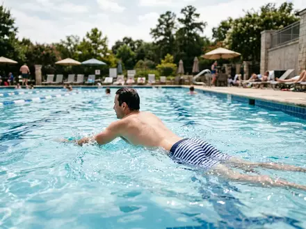 Fotorealistische Aufnahme von Badeshorts am Freibad zum Thema Gant Herren Classic Fit, natuerliches Licht - Foto: THN