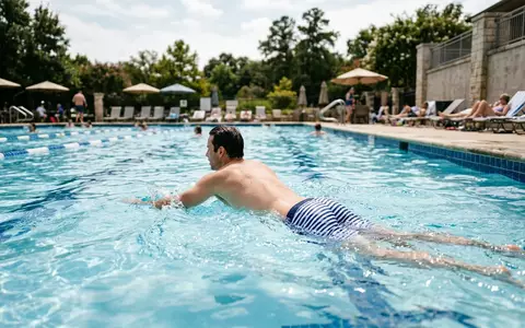 Fotorealistische Aufnahme von Badeshorts am Freibad zum Thema Gant Herren Classic Fit, natuerliches Licht - Foto: THN
