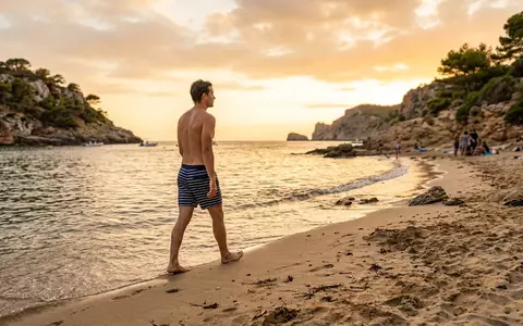 Fotorealistische Aufnahme von Badeshorts am Strand zum Thema Gant Herren Classic Fit, warmes Abendlicht - Foto: THN