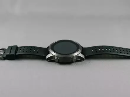 Fotorealistische Studioaufnahme von Laufuhr zum Thema Garmin Forerunner 965 GPS-Laufuhr, klare Lichtfuehrung - Foto: THN