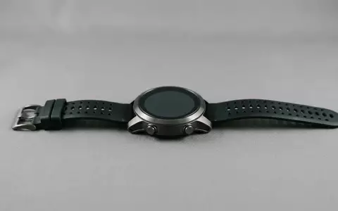 Fotorealistische Studioaufnahme von Laufuhr zum Thema Garmin Forerunner 965 GPS-Laufuhr, klare Lichtfuehrung - Foto: THN