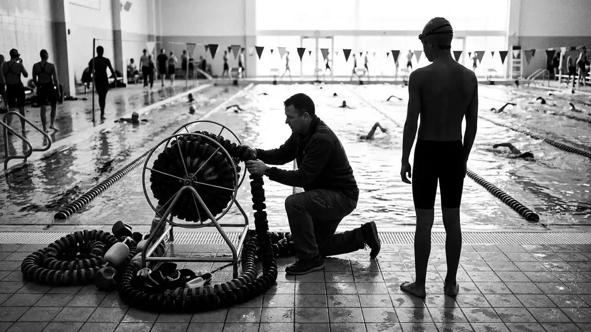 Schwarzweiss-Reportagebild mit Schwimmjammer in dokumentarischer Arbeitsumgebung