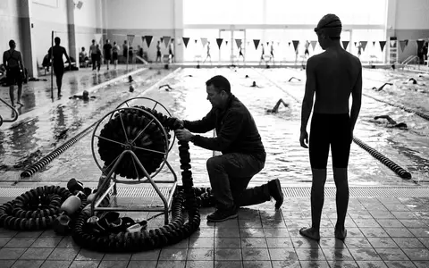 Schwarzweiss-Reportage mit Schwimmjammer zum Thema Funky Trunks Herren Sidewinder, hoher Kontrast, sachlich dargestellt - Foto: THN