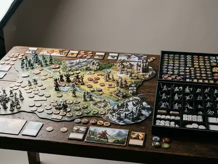 Fotorealistische Studioaufnahme von Strategiespiel zum Thema Villainous, klare Lichtfuehrung, sachlich dargestellt, markenneutral - Foto: THN