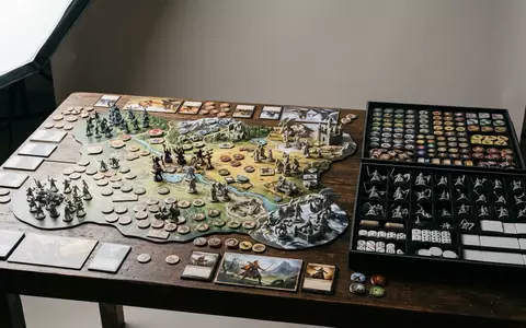 Fotorealistische Studioaufnahme von Strategiespiel zum Thema Villainous, klare Lichtfuehrung, sachlich dargestellt, markenneutral - Foto: THN