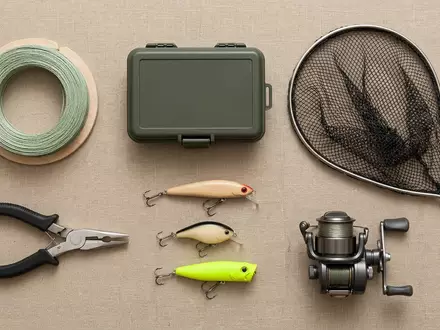 Flatlay-Arrangement rund um Wobblerkoeder zum Thema Rapala Original F-7 Wobbler, weiches Oberlicht - Foto: THN