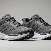 Fotorealistische Studioaufnahme von Laufschuhe zum Thema New Balance 1080v14 Laufschuhe, klare Lichtfuehrung - Foto: THN