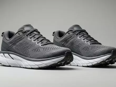 Fotorealistische Studioaufnahme von Laufschuhe zum Thema New Balance 1080v14 Laufschuhe, klare Lichtfuehrung - Foto: THN