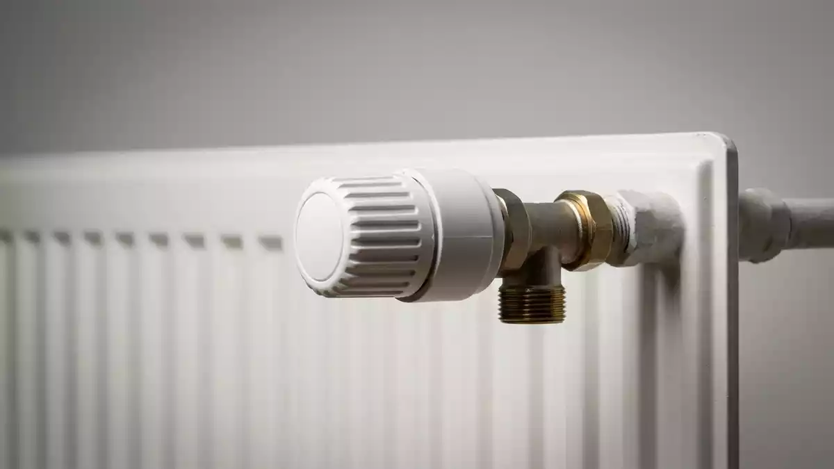 Fotorealistische Studioansicht von Heizkoerperthermostat in neutraler Produktdarstellung