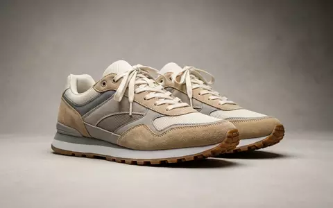 Fotorealistische Studioaufnahme von Sneaker zum Thema New Balance 530 Sneaker, klare Lichtfuehrung - Foto: THN