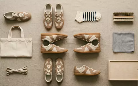 Flatlay-Arrangement rund um Sneaker zum Thema New Balance 530 Sneaker, weiches Oberlicht - Foto: THN