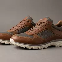 Fotorealistische Studioaufnahme von Sneaker zum Thema New Balance 990v6 Sneaker, klare Lichtfuehrung - Foto: THN
