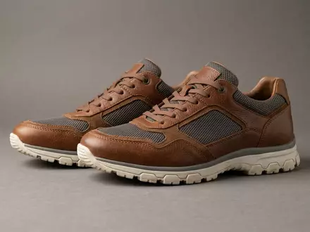 Fotorealistische Studioaufnahme von Sneaker zum Thema New Balance 990v6 Sneaker, klare Lichtfuehrung - Foto: THN