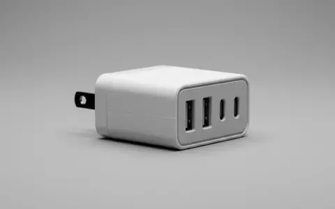 Fotorealistische Studioaufnahme von Netzteil zum Thema Anker 735 Ladegerät GaNPrime, klare Lichtfuehrung - Foto: THN