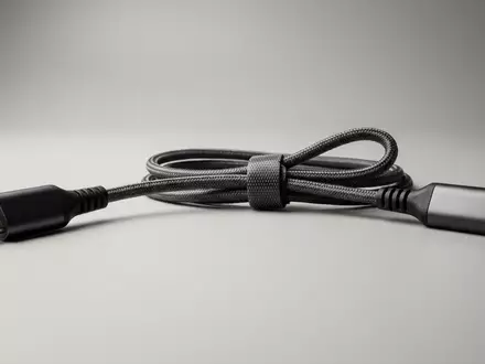 Fotorealistische Studioaufnahme von Ladekabel zum Thema Anker USB-C auf Lightning, klare Lichtfuehrung - Foto: THN
