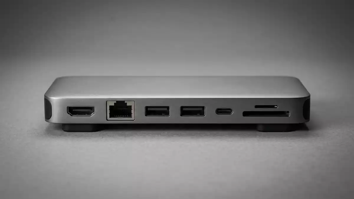 Fotorealistische Studioansicht von Laptop-Hub in neutraler Produktdarstellung, neutral