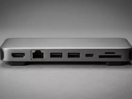 Fotorealistische Studioaufnahme von Laptop-Hub zum Thema Anker 543 USB-C Hub, klare Lichtfuehrung - Foto: THN