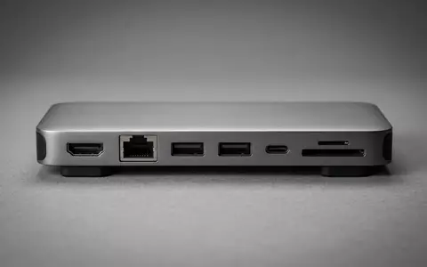 Fotorealistische Studioaufnahme von Laptop-Hub zum Thema Anker 543 USB-C Hub, klare Lichtfuehrung - Foto: THN