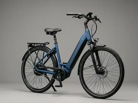 Fotorealistische Studioaufnahme von Elektro Cityrad zum Thema KTM Macina Delight 610, klare Lichtfuehrung - Foto: THN