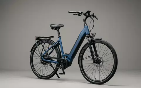 Fotorealistische Studioaufnahme von Elektro Cityrad zum Thema KTM Macina Delight 610, klare Lichtfuehrung - Foto: THN