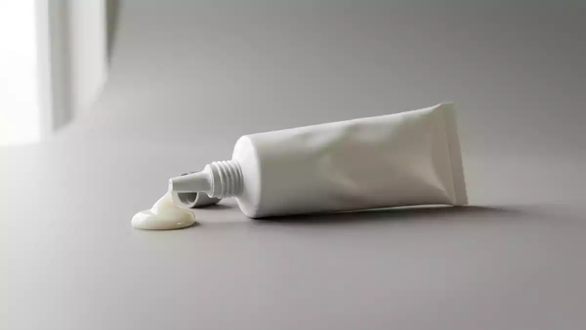Fotorealistische Studioansicht von Prothesenhaftcreme in neutraler Produktdarstellung
