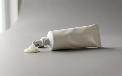 Fotorealistische Studioaufnahme von Prothesenhaftcreme zum Thema Kukident Complete Original Haftcreme, klare Lichtfuehrung - Foto: THN